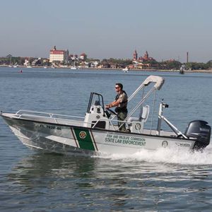 bateau de surveillance / hors-bord
