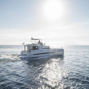 vedette catamaran / in-bord / à fly / 3 ou 4 cabines