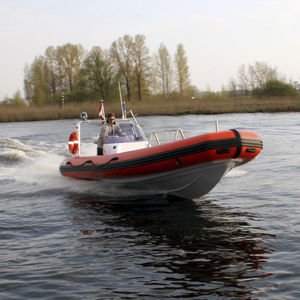 bateau pneumatique hors-bord / semi-rigide / à console latérale / de plongée
