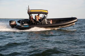 bateau pneumatique hors-bord / RIB / à console centrale / en aluminium