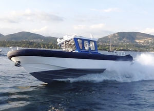 bateau de surveillance in-bord / à cockpit fermé