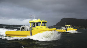bateau de travail bi-moteur / hydrojet