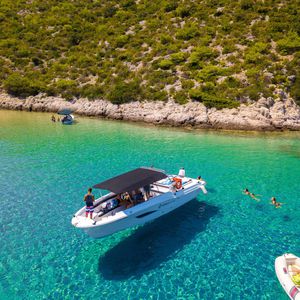 bateau touristique / in-bord