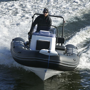 bateau pneumatique hors-bord / semi-rigide / à console latérale / de navigation