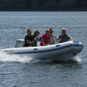 bateau pneumatique hors-bord / semi-rigide / à console latérale / pour la pêche