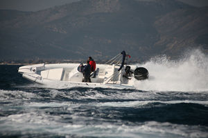 bateau pneumatique hors-bord / semi-rigide / à console centrale / max. 8 personnes