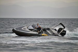 bateau pneumatique hors-bord / bimoteur / carène à redan / de sport