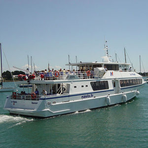 navire à passagers pour excursion touristique