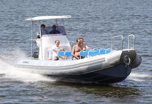 bateau pneumatique hors-bord / bi-moteur / RIB / à console centrale