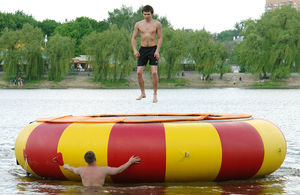 jeu aquatique trampoline / gonflable