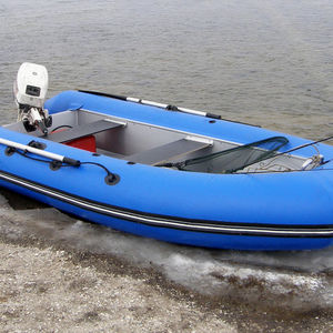 bateau pneumatique hors-bord / RIB / de chasse / pour la pêche