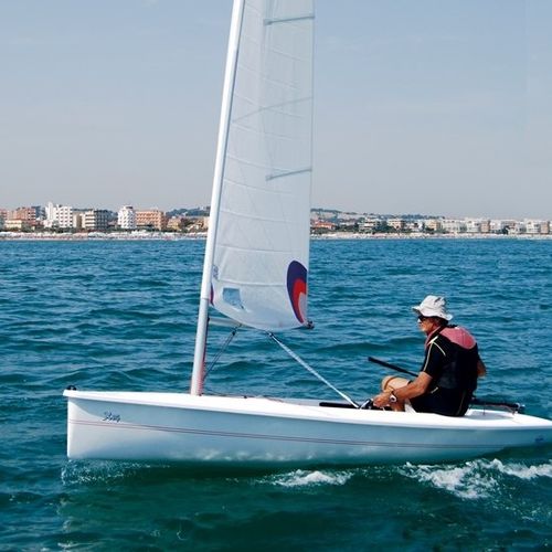 d&eacute;riveur solitaire : cat boat X 14' CNA Cantiere Nautico