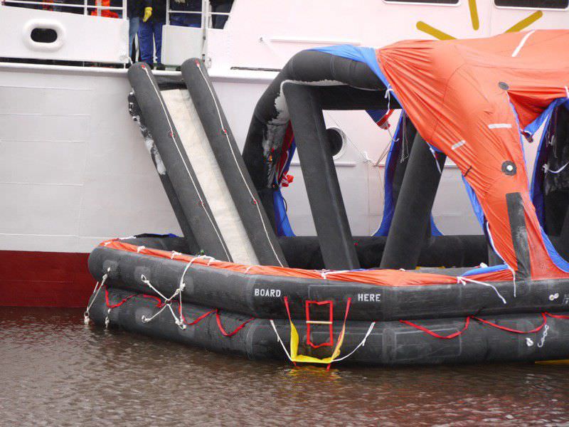 Toboggan d'évacuation pour navire MES Deutsche Schlauchboot