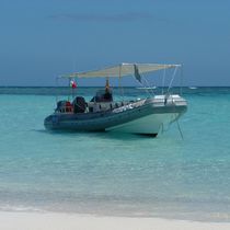 Bateau pneumatique hors-bord / semi-rigide...