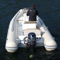 Bateau pneumatique hors-bord / semi-rigide...