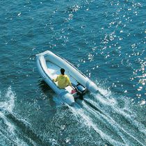 Bateau pneumatique hors-bord / semi-rigide...