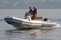 Bateau pneumatique hors-bord / RIB / à console...