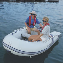Bateau pneumatique hors-bord / semi-rigide...