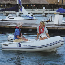 Bateau pneumatique hors-bord / semi-rigide...