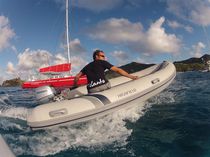 Bateau pneumatique hors-bord / semi-rigide