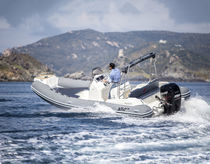 Bateau pneumatique hors-bord / semi-rigide...