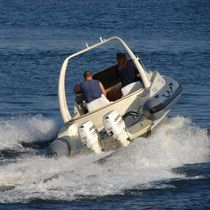 Bateau pneumatique hors-bord / bimoteur...
