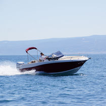 Cabin-cruiser hors-bord / coque planante...