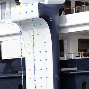 jeu aquatique mur d'escalade