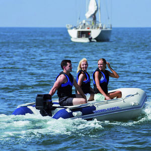 bateau pneumatique hors-bord