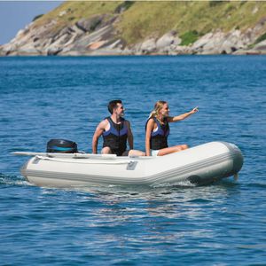 bateau pneumatique hors-bord