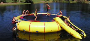 jeu aquatique trampoline