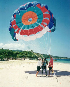 parachute ascensionnel pour le lancement sur la plage