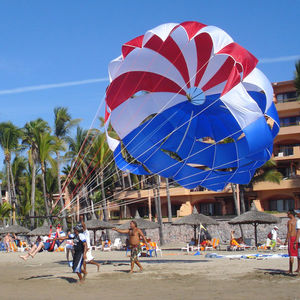 parachute ascensionnel pour le lancement sur la plage