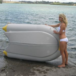 bateau pneumatique hors-bord
