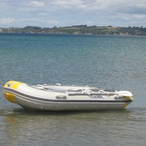 bateau pneumatique hors-bord
