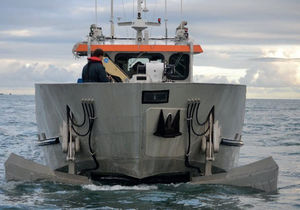 barge de récupération des hydrocarbures