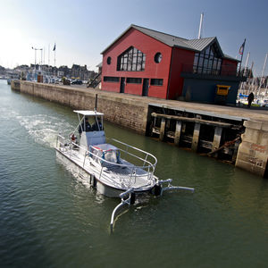 bateau de récupération des hydrocarbures