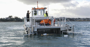 bateau de récupération des hydrocarbures