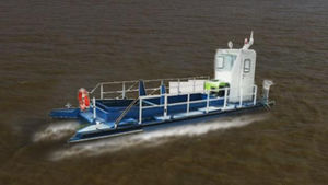 bateau de récupération des hydrocarbures