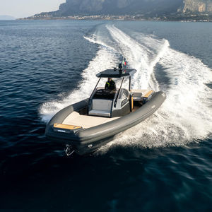 bateau pneumatique in-bord