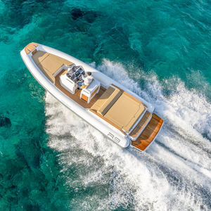 bateau pneumatique in-bord