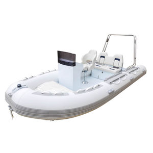 bateau pneumatique hors-bord