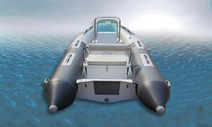 bateau pneumatique hors-bord