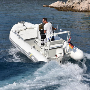 bateau pneumatique hors-bord