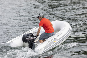 bateau pneumatique hors-bord