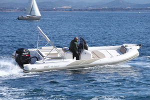bateau pneumatique hors-bord