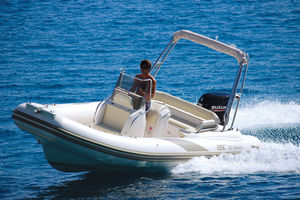 bateau pneumatique hors-bord