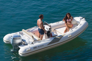 bateau pneumatique hors-bord 1