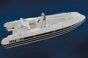 bateau pneumatique hors-bord