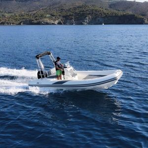 bateau pneumatique hors-bord